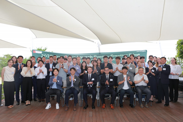 24일 지속가능한 덴마크 지속가능성 실현 식품 신기술 소개 행사 참석자들이 기념사진을 촬영하고 있다