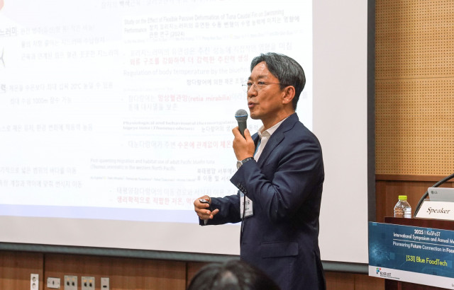 이기웅 동원F&B 식품과학연구원장이 4일 광주 김대중컨벤션센터에서 열린 ‘2025 한국식품과학회 국제학술대회\'에서 ‘블루푸드테크(BlueFoodTech)’에 대해 발표하고 있다