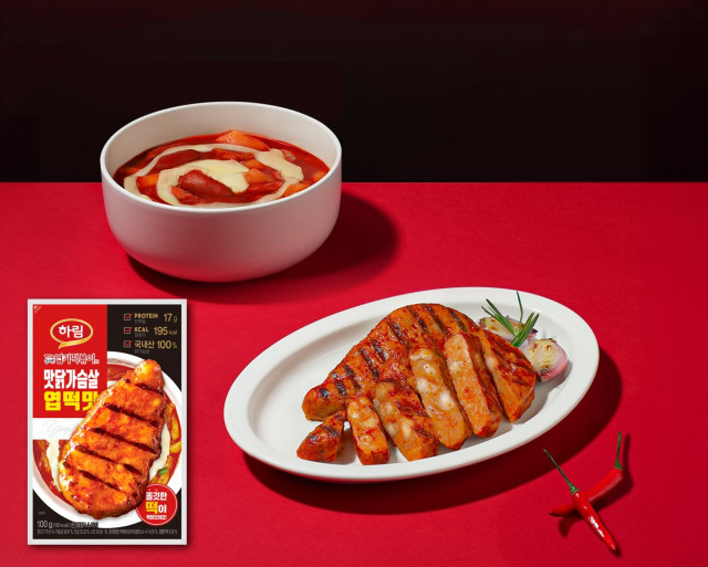 하림이 부드러운 닭가슴살에 화끈한 ‘동대문엽기떡볶이’의 소스를 더한 ‘맛닭가슴살 엽떡맛’을 출시한다