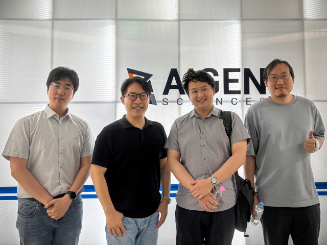 왼쪽부터 아이젠사이언스 김선규 이사, 강재우 대표, 플록 쩌화 청 최고과학책임자, 웨이 다이 박사