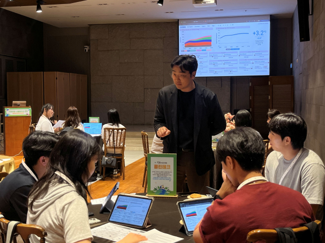 i-ESG 김종웅 대표가 기후변화 시뮬레이션 대회를 진행하고 있다