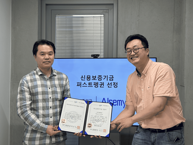 왼쪽부터 신용보증기금 김덕곤 지점장, 알세미 조현보 대표
