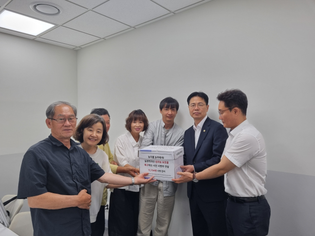 한살림을 비롯한 친환경 생산자·소비자단체 대표자들이 농림축산식품부에 생산자·소비자·시민 1만여 명의 서명을 전달했다. 왼쪽부터 두레생산자회 이완용 회장, 한살림연합 권옥자 상임대표, 한국친환경농업협회 김상기 회장, 두레생협연합회 황홍순 회장, 한살림생산자연합회 나기창 부회장, 농림축산식품부 강형석 차관, 농림축산식품부 친환경농업과 임영조 과장