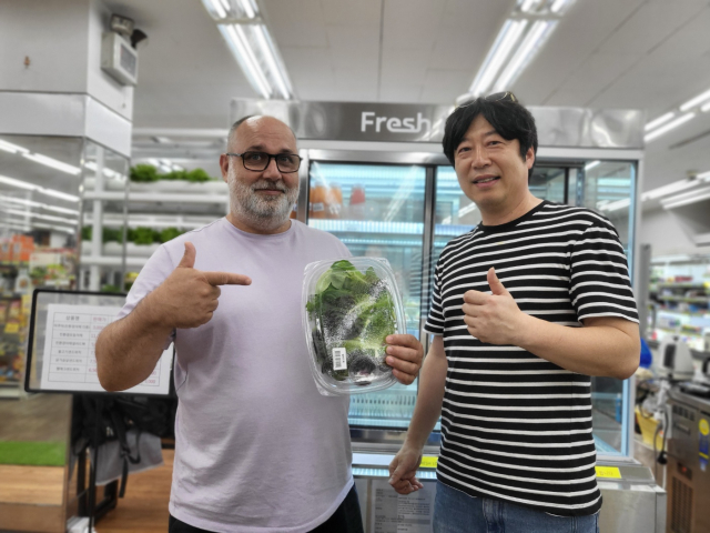 여름휴가기간 광안리를 찾은 한 프랑스인이 마트 내 식물공장 ‘플랜티쉬남천’에서 막 생산한 신선한 채소를 구입하고 있다