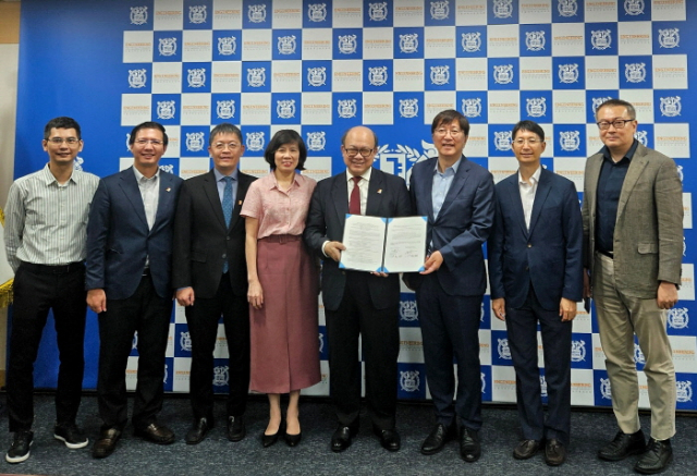 서울대학교 공과대학 김영오 학장(오른쪽에서 세 번째)과 후인 꾸옛 탕 하노이과학기술대학교 총장(오른쪽에서 네 번째)을 비롯한 양교 관계자들이 양해각서 교환 후 기념사진을 촬영하고 있다