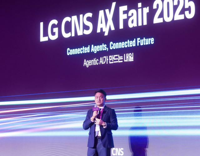 LG CNS AI클라우드사업부장 김태훈 전무가 30일 여의도 콘래드호텔에서 열린 LG CNS 고객 초청 행사 ‘AX 페어 2025’에서 환영사를 하고 있다