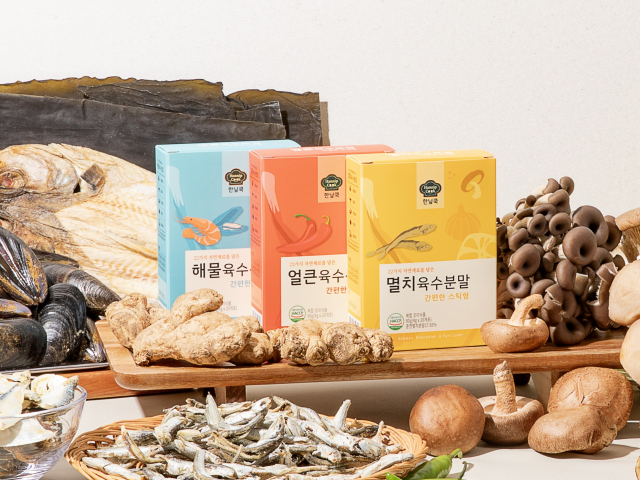 ‘육수분말스틱’은 엄선된 해물, 버섯, 채소 등 원재료를 사용해 깊고 진한 맛을 완성한다