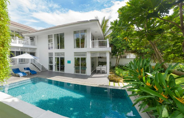 프리미어 빌리지 다낭 리조트의 패밀리 풀빌라는 가족 동반 취재에 적합한 독채형 숙소로, 전 객실에 프라이빗 풀과 넓은 데크, 실내·외 다이닝 공간을 갖췄다. 거실과 주방, 분리된 침실 구조로 다층 취재팀 배치가 용이하며, 1층 라운지는 인터뷰 컷과 라이프스타일 촬영에 활용도가 높다. 야자수 정원으로 둘러싸여 프라이버시가 보장되고, 미케 해변 접근성이 좋아 해변 액티비티와 연계한 가족 콘텐츠 제작에 효율적이다. 키즈 친화 동선, 세탁·간단 조리 