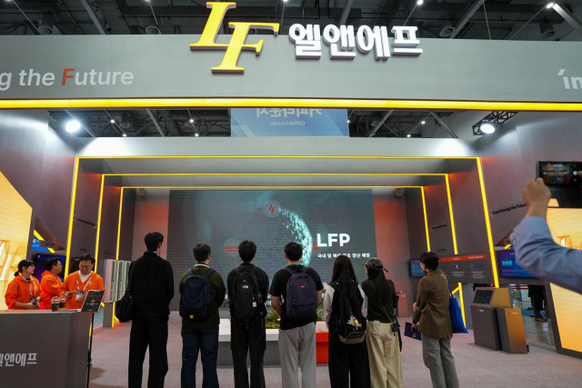 엘앤에프 ‘DIFA 2025’ 부스를 찾은 관람객들이 제품 전시를 살펴보고 있다