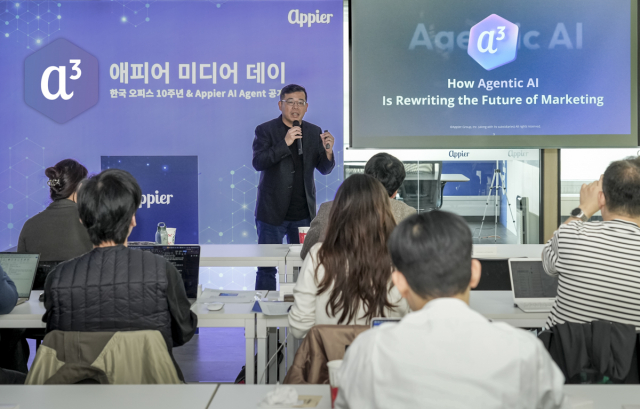 애피어 공동설립자이자 CEO 치한 위(Chih-Han Yu)가 애피어의 AI 에이전트 8종을 소개하고 있다