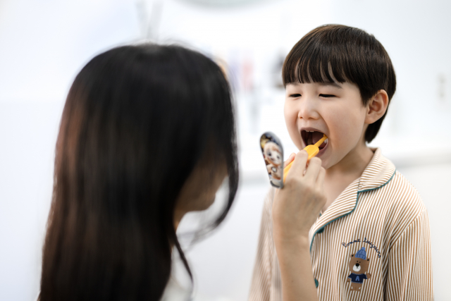 덴티스토리는 국내 최초의 스토리 칫솔 ‘덴티스토리’를 출시했다고 30일 밝혔다. 덴티스토리는 양치 중에도 캐릭터를 볼 수 있어 양치를 거부하던 아이도 적극적으로 참여한다