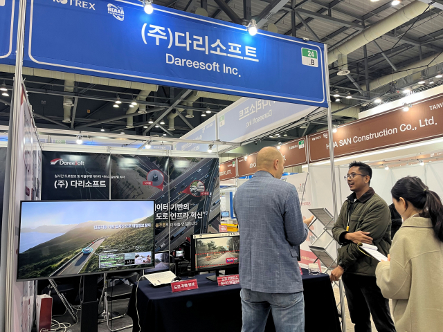 다리소프트 글로벌 사업 담당자가 해외 바이어에게 ‘RiaaS’를 소개하고 있다