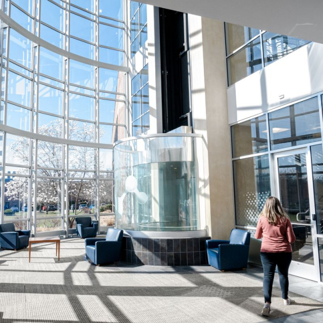 큐리아는 소분자 의약품(small molecule), 제네릭 원료의약품(API), 멸균 의약품(sterile drug product), 바이오로직스(biologics) 등 전 영역에 걸쳐 신약 발굴부터 상업화까지 포괄적인 서비스를 제공하고 있다. 사진은 큐리아 본사 전경