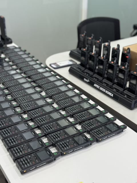 2025 APEC 정상회의 의전 및 운영 현장에 하이테라의 LTE 무전기 및 M+Hytalk 플랫폼 등 무선통신 장비 일체가 사용돼 안정적이고 신속한 현장 대응 통신을 지원했다