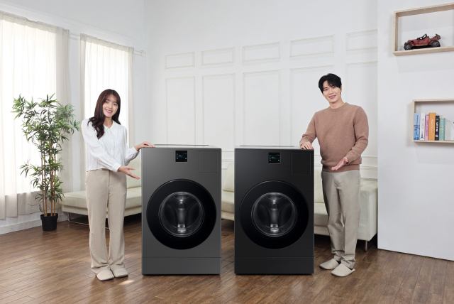 삼성전자 모델이 ‘비스포크 AI 콤보’ 신규 색상 신제품을 소개하고 있다