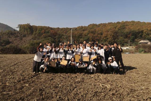 괴산 지역에서 임직원들과 함께한 환삼덩굴 제거 활동 모습(제공=아로마티카)