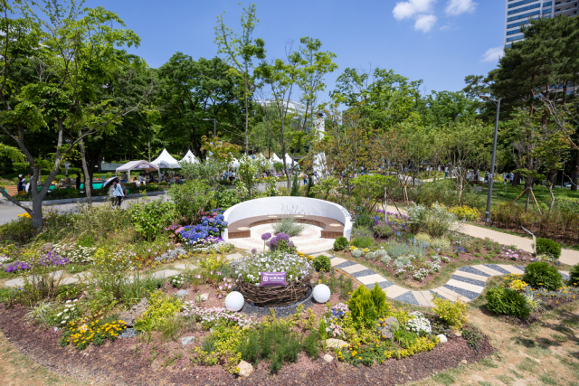 올해 5월 이브자리가 2025 서울국제정원박람회에 참여해 조성한 기업동행정원 ‘새록새綠(록)’ 전경