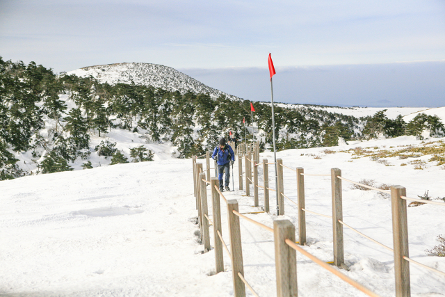 제주 한라산 백록담의 겨울 설경