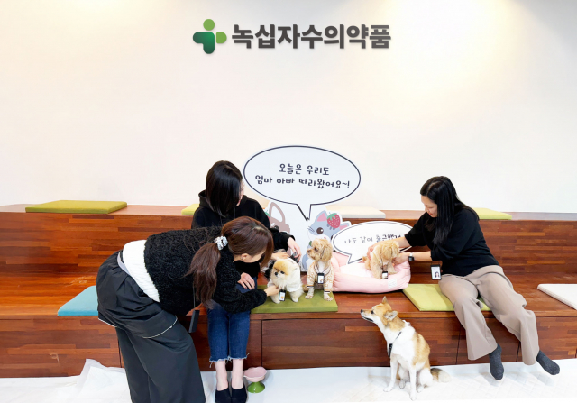 녹십자수의약품이 반려동물 동반출근 제도 ‘Pawffice(포피스)’를 첫 시범 시행했다. 사진은 임직원과 반려동물이 반려동물 휴게공간에서 함께 휴식을 취하고 있는 모습